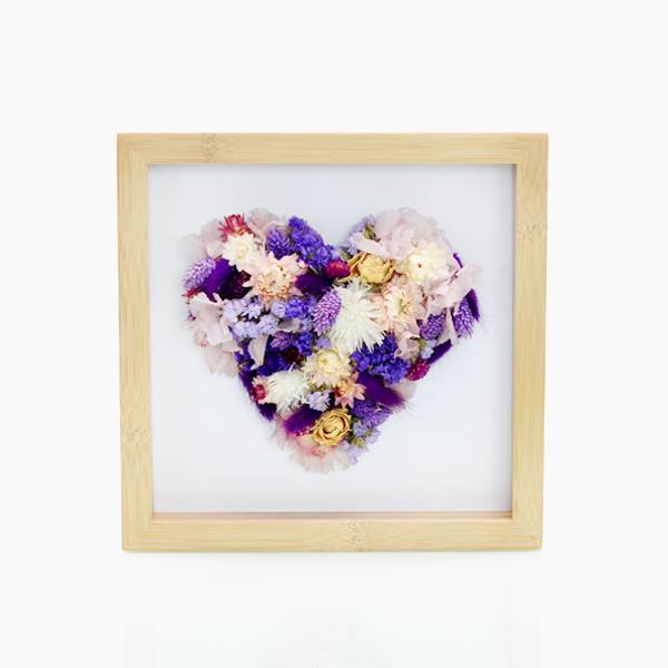 800210_Love_Dried_flowers_Bilderrahmen_Holz_natur_Trockenblumen_getrocknete_Blumen__Bluetenherz_lila.jpg