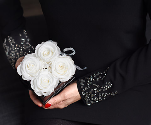 | Handgefertigte Flowerbox inkl Rosenlieb Rosenbox mit 18 Infinity Rosen Medi Bellissima Weiß, Rosa Echte ewige Rose Freundin Frau 3 Jahre haltbar Grußkarte