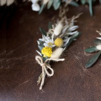 Trockenblumen Anstecker Bräutigam | Mediterrane | weiss-gelb-gruen | Olive-Craspedia-Trommelschlegel-Ruskus_Lagurus-1 Trockenblumen Anstecker Bräutigam | Mediterrane | weiss-gelb-gruen | Olive-Craspedia-Trommelschlegel-Ruskus_Lagurus-1