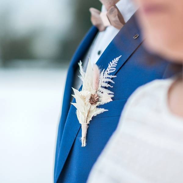 Trockenblumen Anstecker Bräutigam | Hochzeit | Rosenzauber | weiss-ivory-pastell | Farn, Eukalyptus gebleicht, Lagurus