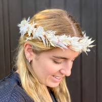 Trockenblumen Kopfkranz Braut | Trauzeugin | Hochzeit | Zarte Versuchung | weiss-rosa | Ruskus, Pampas gebleicht, Lagurus, Schleierkraut Trockenblumen Kopfkranz Braut | Trauzeugin | Hochzeit | Zarte Versuchung | weiss-rosa | Ruskus, Pampas gebleicht, Lagurus, Schleierkraut