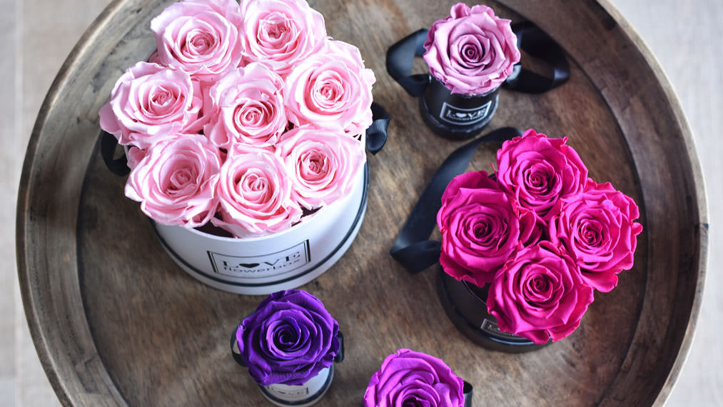 Handgefertigt Rosenbox mit Echter Infinity Rose Rund Beyond Flowerbox Blumenbox Zylinderbox im Chocolate Ton mit Konservierter Rose Bis 3 Jahre Haltbar Hellblau Langlebig und Pflegeleicht