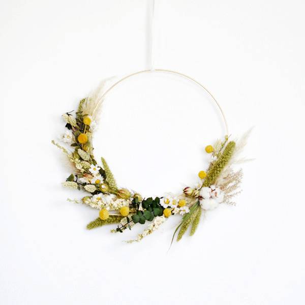 Trockenblumenkranz | Hoop | Sonnenstrahl | gold 30 cm | Trockenblumen weiss-gelb-grün | Eukalyptus, Trommelschlegel, Setarea, Rodanthe, Baumwolle