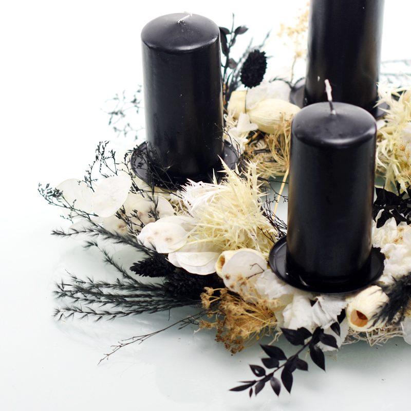 Trockenblumen Adventskranz | Schwarzer Traum | schwarze Stumpenkerzen | 30cm | weiss-natur-schwarz